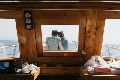 男人和女人坐在船的前面
